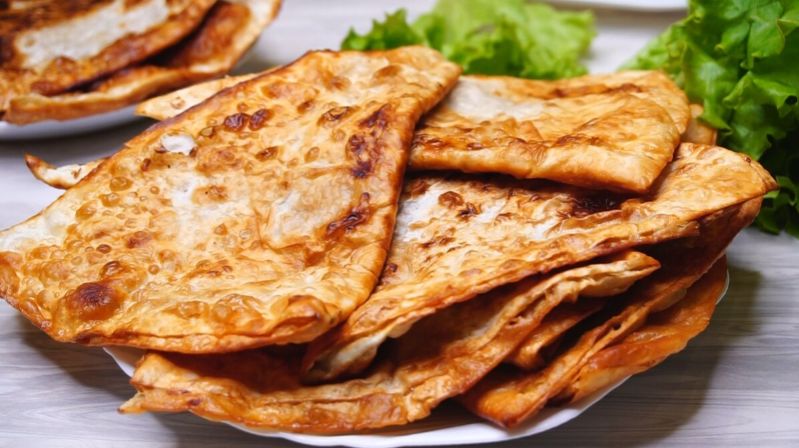 Как приготовить ленивые и пузырчатые чебуреки — два простых рецепта, которые удивят