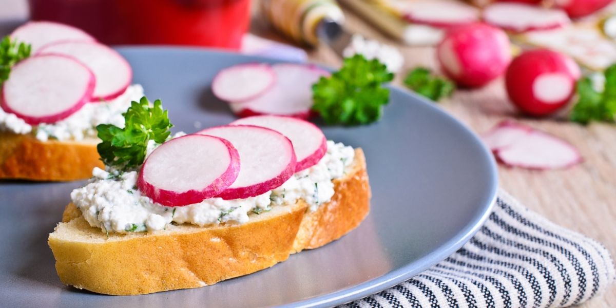 Покорите гостей: простой рецепт брускетты с творожным сыром и редисом