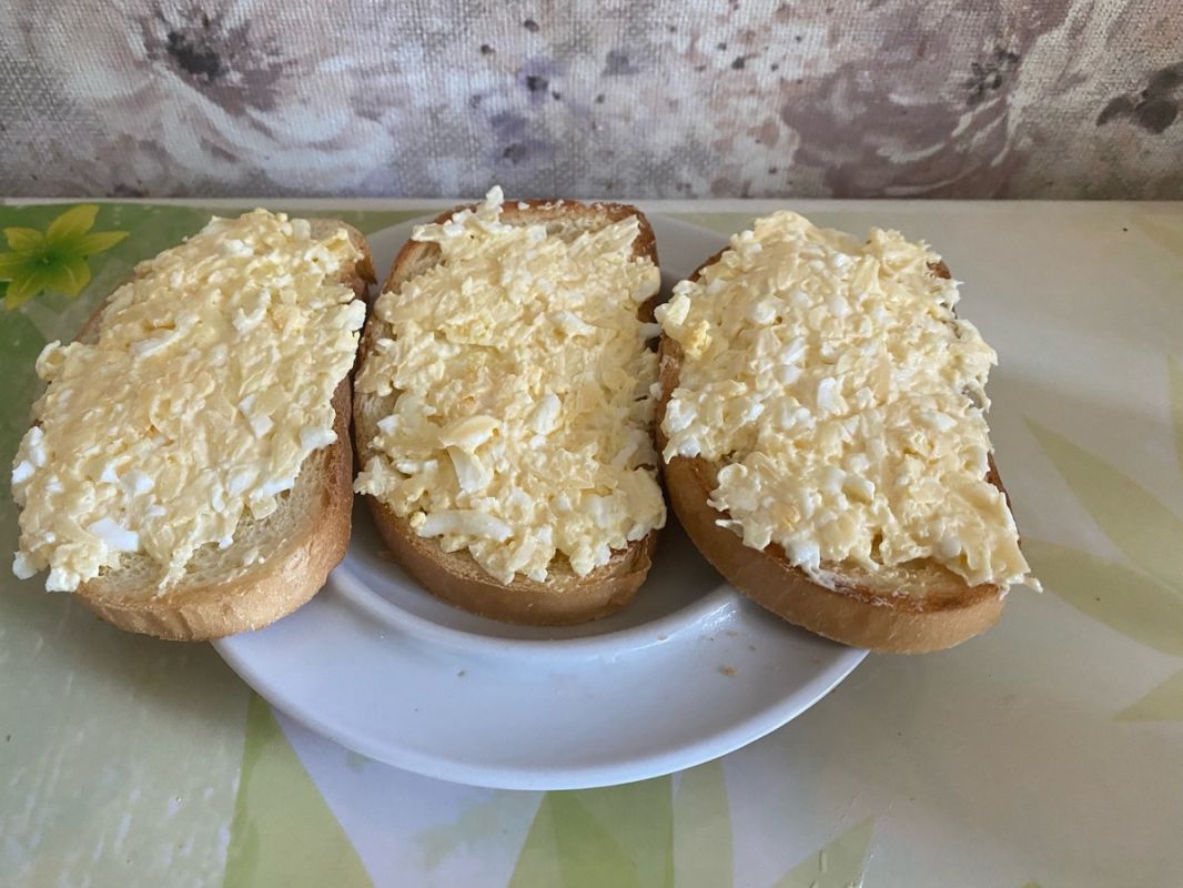 Вкусная яичная намазка с сыром и чесноком для быстрого перекуса