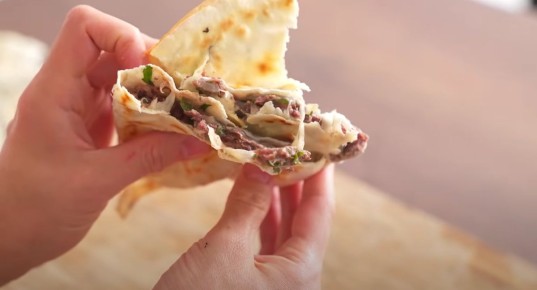 Кладу фарш с сыром в лаваш и на сковородку — 20 минут и идеальный сытный перекус