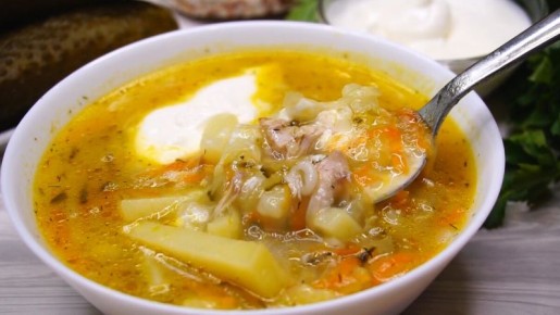 Ароматный рассольник со сметаной: как приготовить идеальный суп с кислинкой