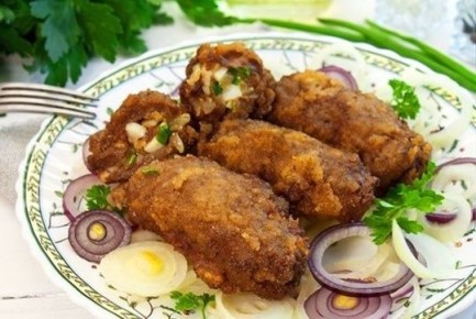 Рулетики из говяжьей печени с луком, беконом и варёными яйцами