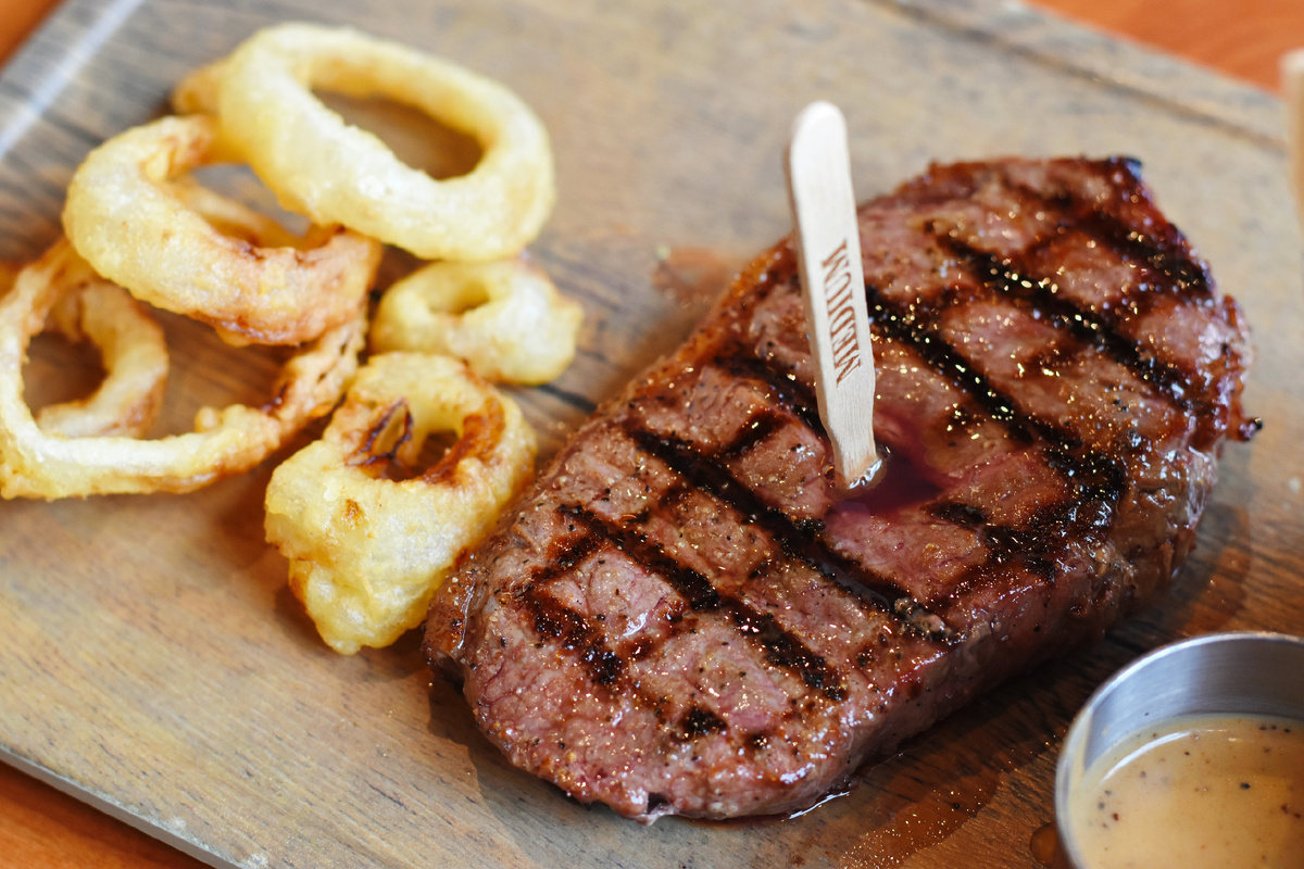 Нежный стейк с хрустящими луковыми кольцами: идеальное блюдо для любого застолья