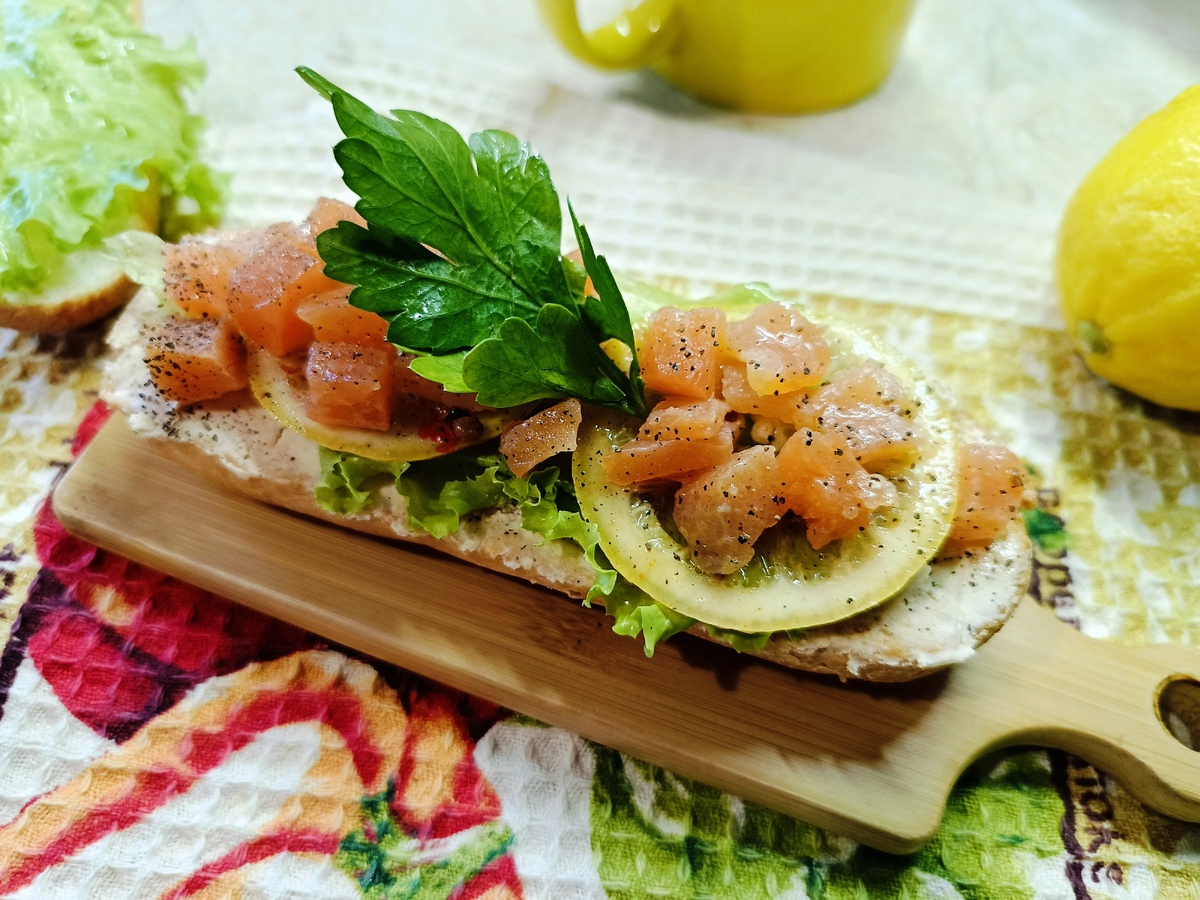 Необычные бутерброды с форелью и солеными лимонами, которые стоит попробовать