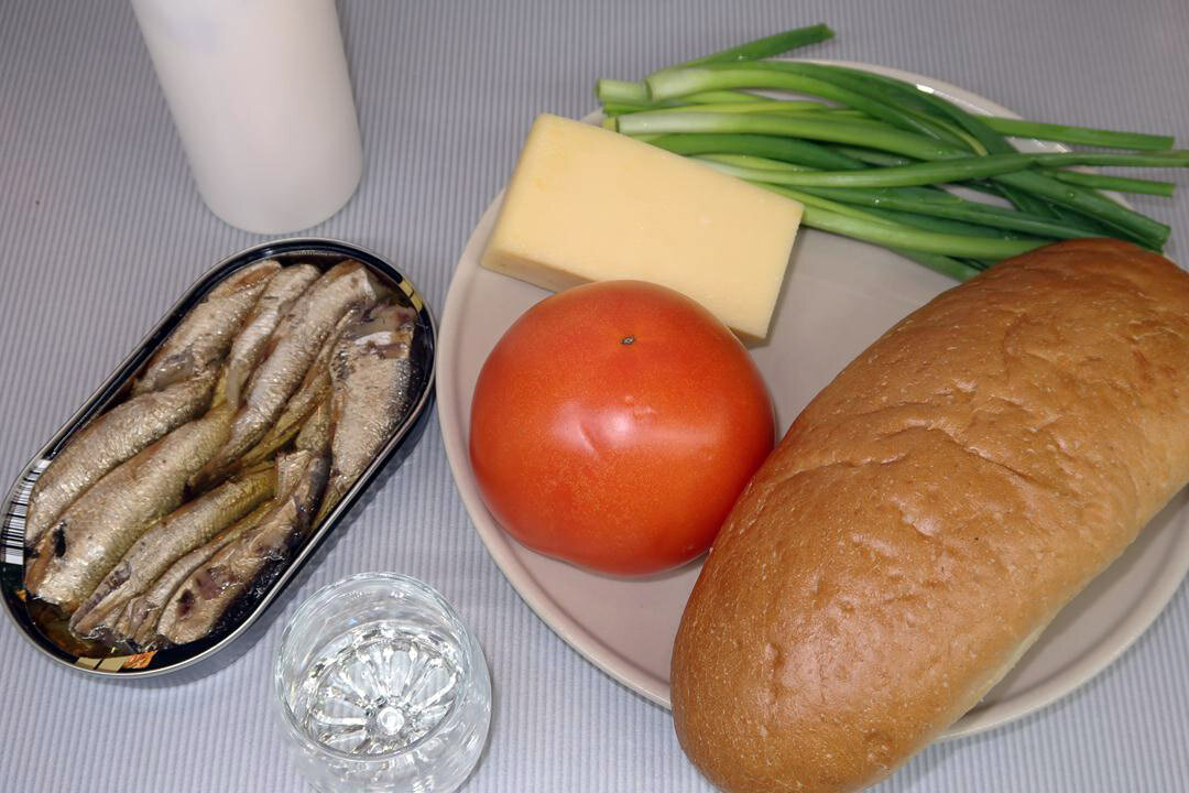 Горячие бутерброды со шпротами в духовке: простой и вкусный рецепт