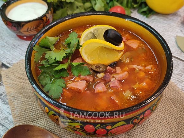 Солянка, которая удивит вас: добавляем маслины и каперсы