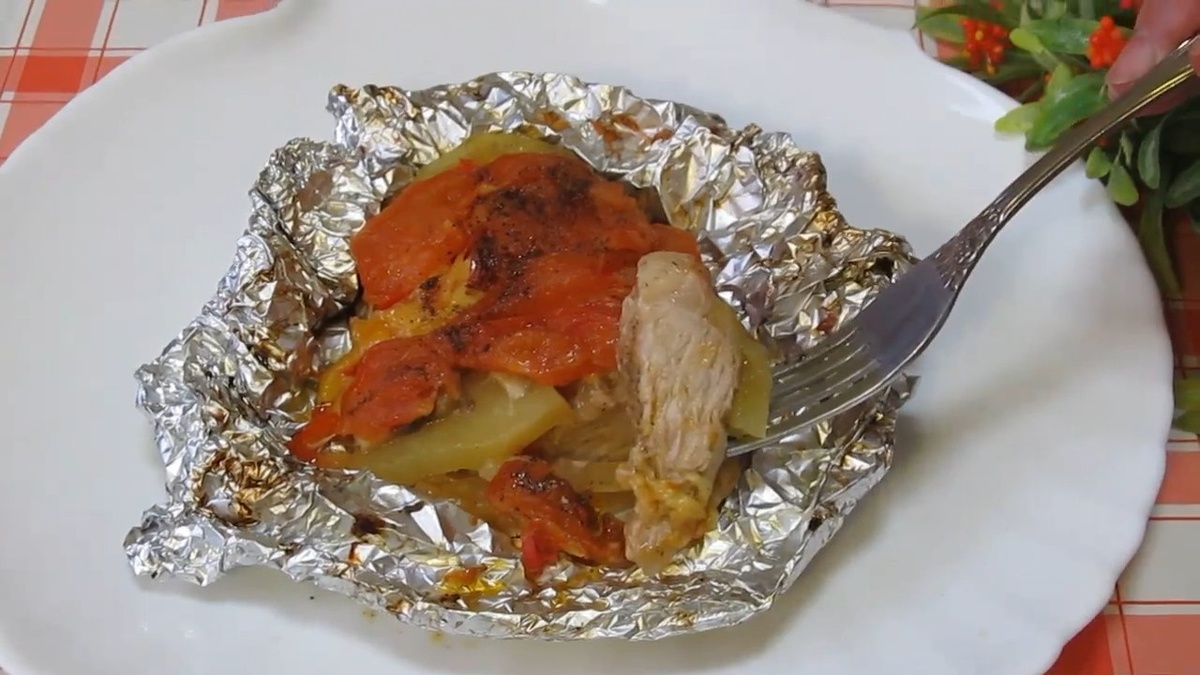 Как быстро и вкусно накормить семью: простое блюдо в фольге