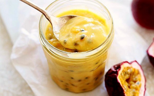 Быстрый заварной крем с маракуйей: десерт за три минуты