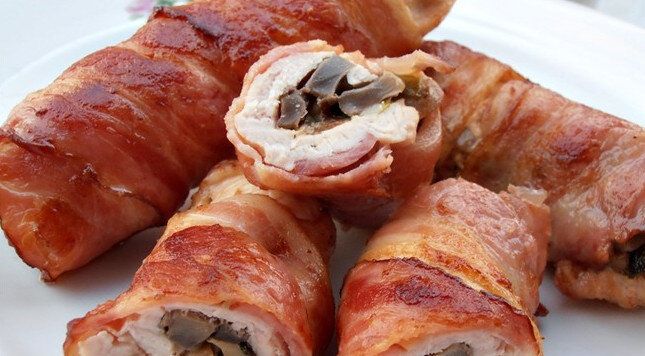 Кулинарное вдохновение: куриные рулетики с вешенками и беконом