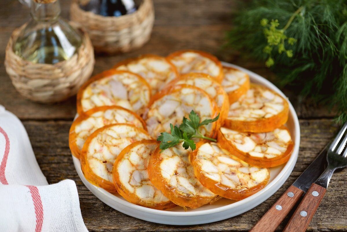 Три оригинальных рецепта мясных рулетов из куриного фарша