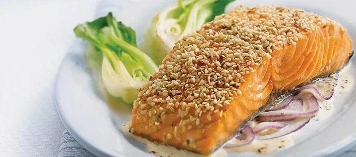 Нежная горбуша с кинзой, горчицей и расплавленным сыром