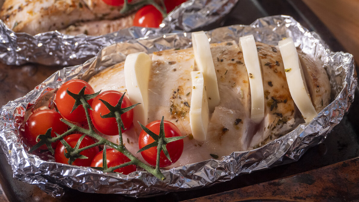 Потрясающая куриная грудка с моцарелла и брюссельской капустой: простой рецепт