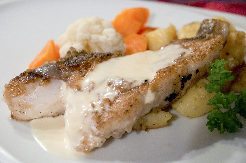 Запеченная треска с лимоном и зеленью: быстро и вкусно