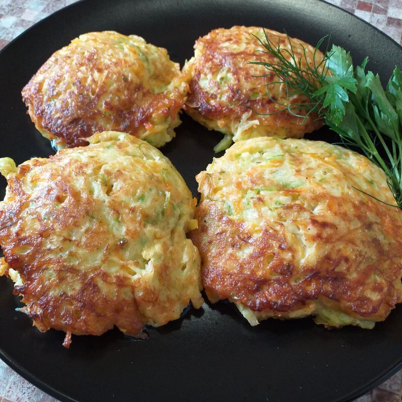 Нежные оладушки из кабачков с куриным филе: быстро и вкусно