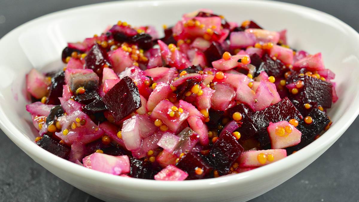 Кисло-сладкий салат с селедкой: необычное сочетание для вашего стола