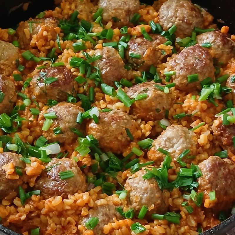 Вкусный ужин за 30 минут: булгур с фрикадельками на одной сковороде