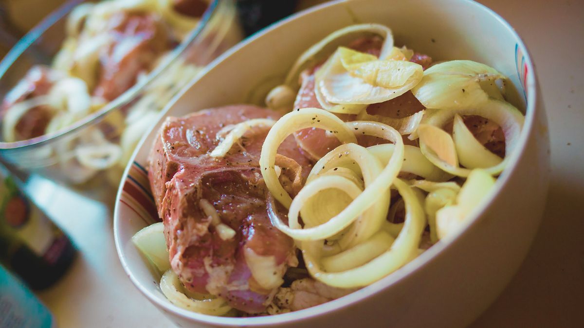 Как удивить гостей: маринованные котлеты с ароматом шашлыка