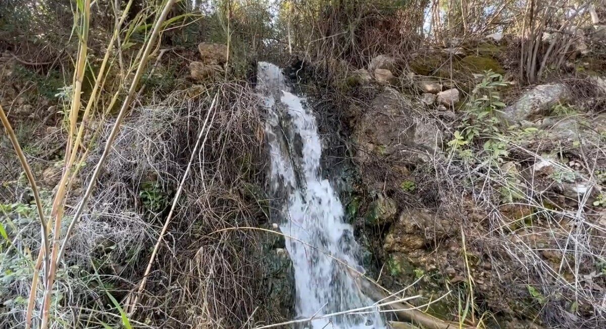 Затерянный уголок природы: таинственный водопад в горах