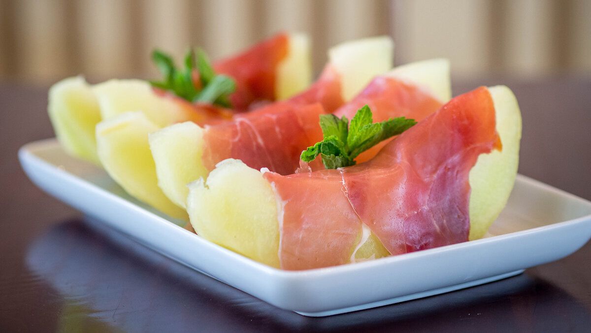 Как сделать идеальную закуску: прошутто с дыней за 10 минут