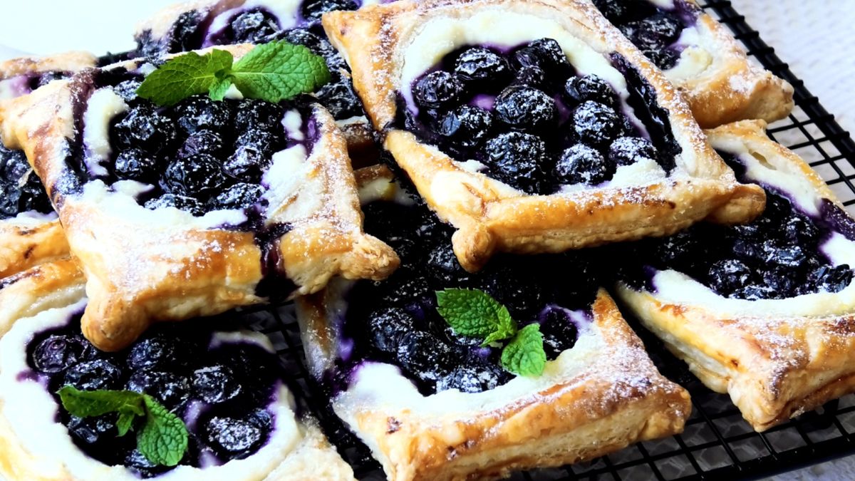 Изысканные ватрушки с рикоттой и ягодами за считанные минуты