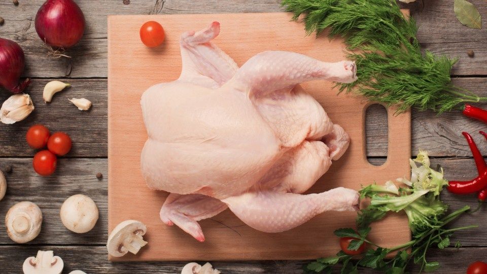 Кулинарный миф развенчан: можно ли мыть сырую курицу?