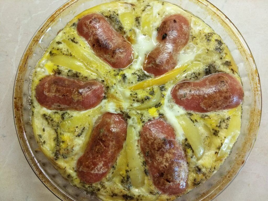 Вкусный омлет с сардельками и болгарским перцем: легкий рецепт для завтрака