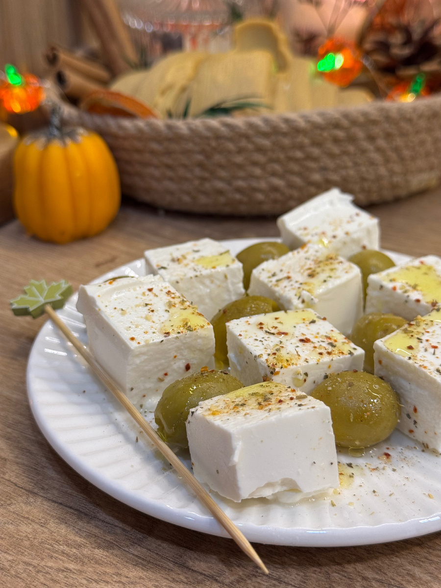 Непревзойденная закуска с фетаксой и оливками за одну минуту