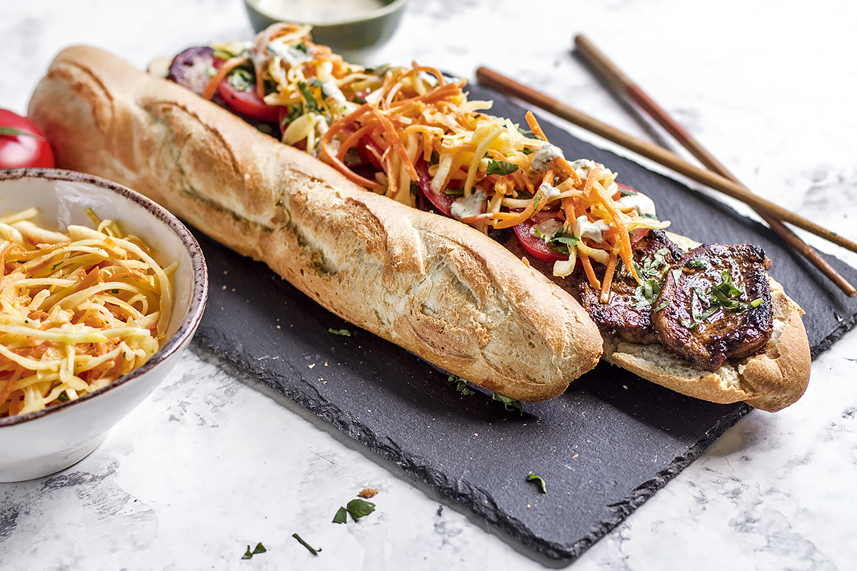 Попробуйте вьетнамский банми с сочной свининой и свежими овощами