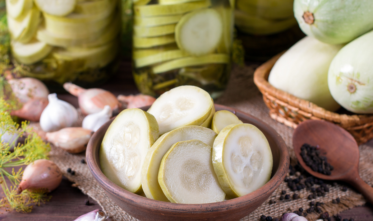 Как сохранить летний урожай: простой рецепт маринованных кабачков на зиму