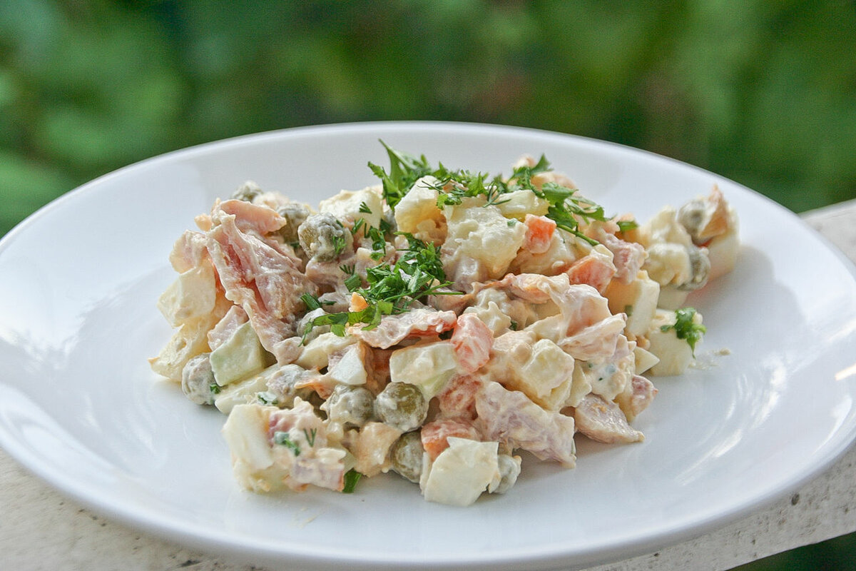 Обновленный оливье: как сделать традиционный салат более легким и полезным