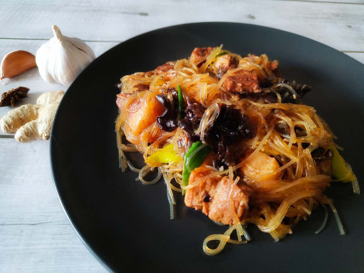 Свиная грудинка в восточном стиле с фунчозой и грибами муэр