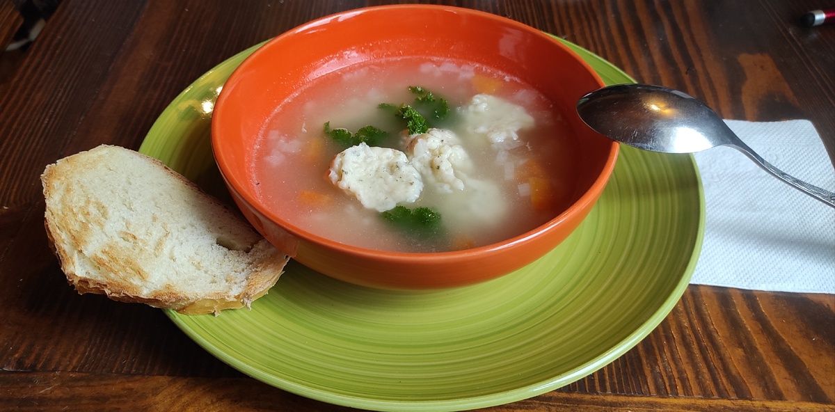 Теплый домашний куриный суп с сырными клецками: быстро и вкусно