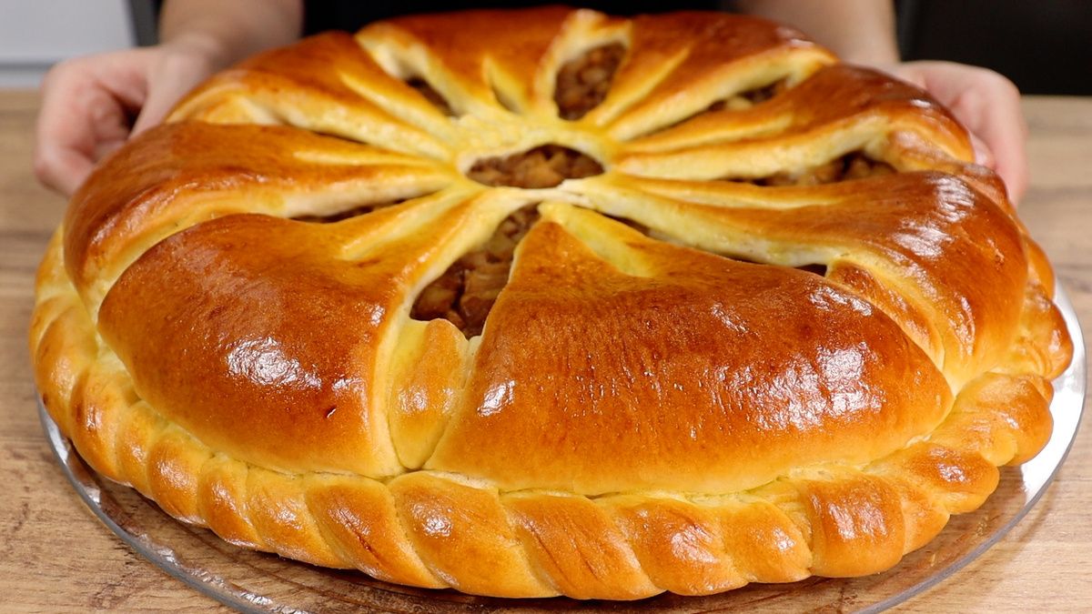 Секреты пышного пирога с яблоками, который остается свежим