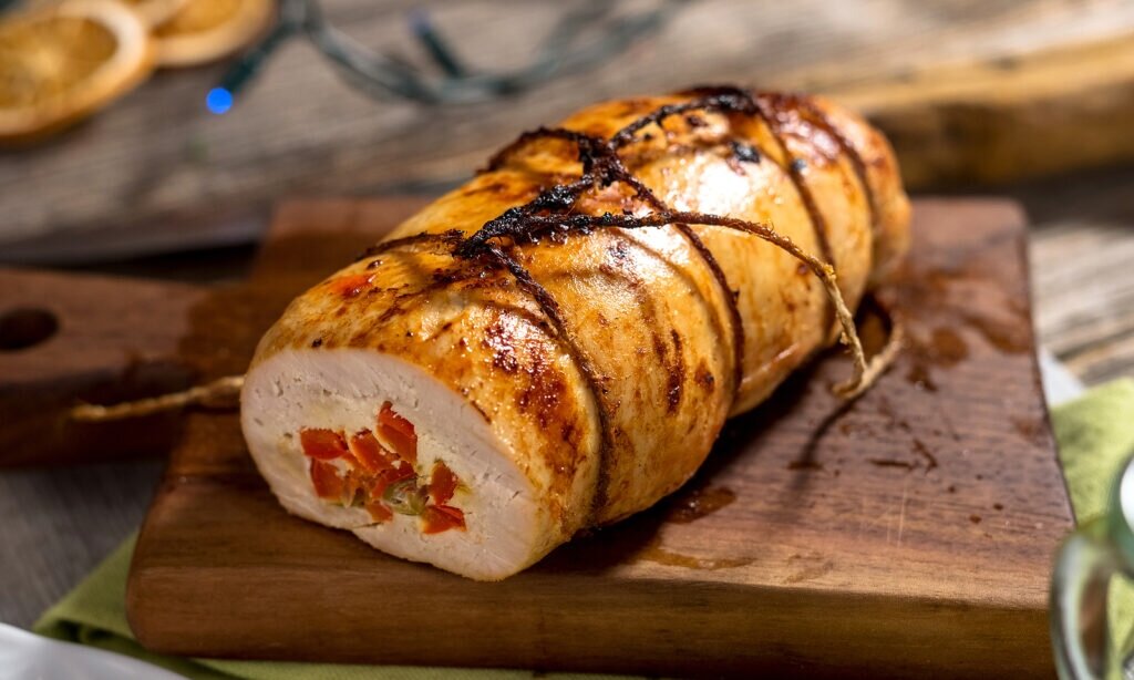 Ароматный рулет из индейки с перцем: быстро и вкусно