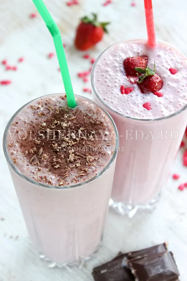 Летний освежающий коктейль с клубникой и мороженым