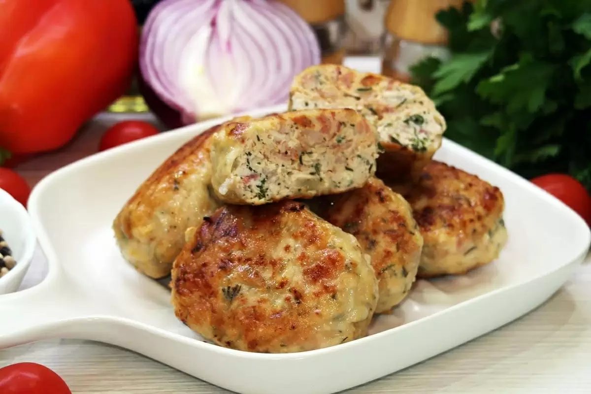 Сочные котлеты из курицы с беконом: простое и вкусное блюдо
