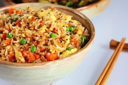 Жареный рис с овощами: быстрое решение для ужина