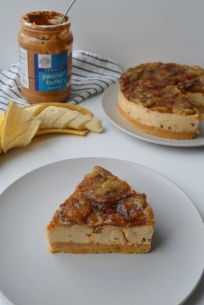 Нежный чизкейк с арахисовой пастой и карамелизованными бананами