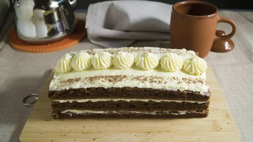 Крем со сгущенкой и маслом для торта: быстро и просто