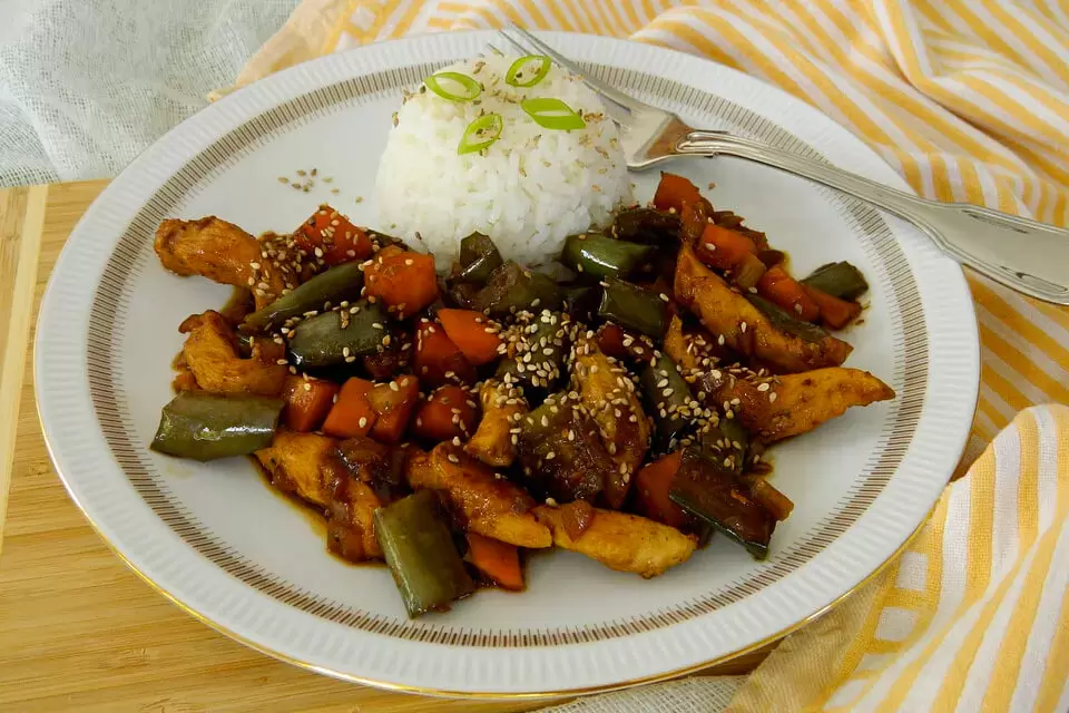 Нежные баклажаны с курицей в кисло-сладком соусе