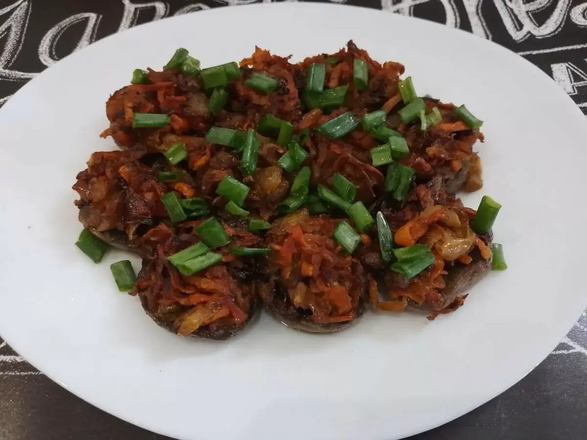 Праздник вкуса: запечённые грибы с морковью и луком