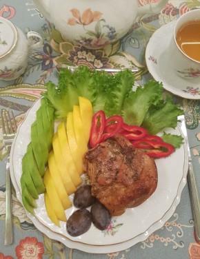 Неповторимый свиной окорок со сливами и апельсином