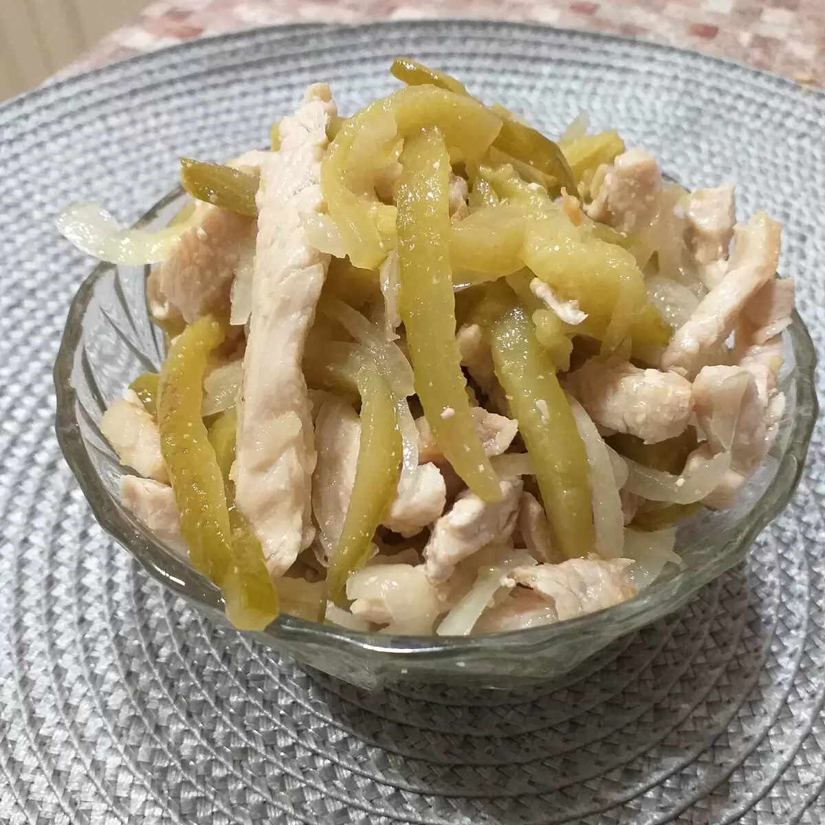 Салат «Простой»: индейка с маринованными огурцами и насыщенной заправкой