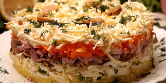 Салат с ветчиной, грибами и сыром: идеальное угощение для праздничного стола