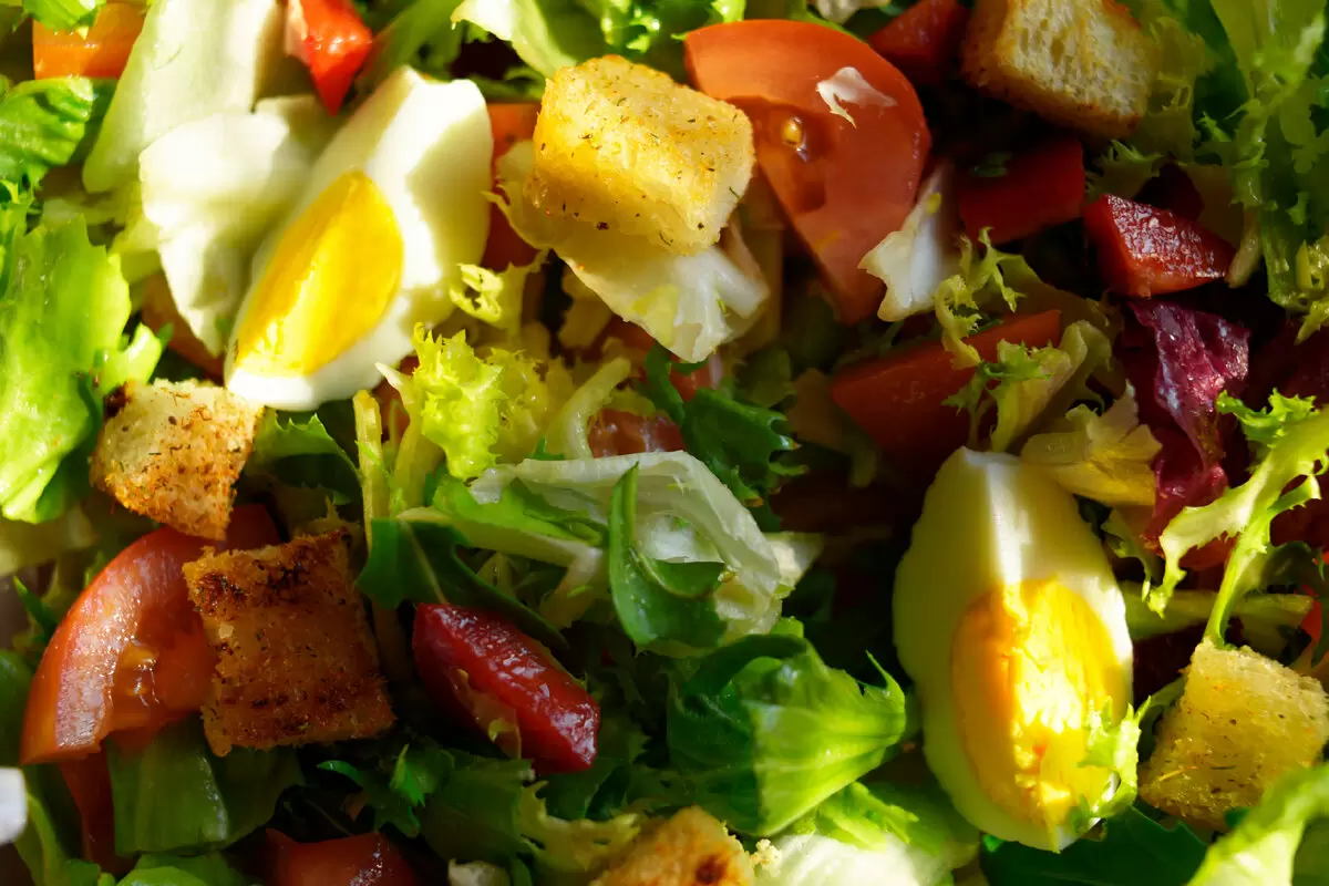 Зеленый салат с яйцами и хрустящими гренками