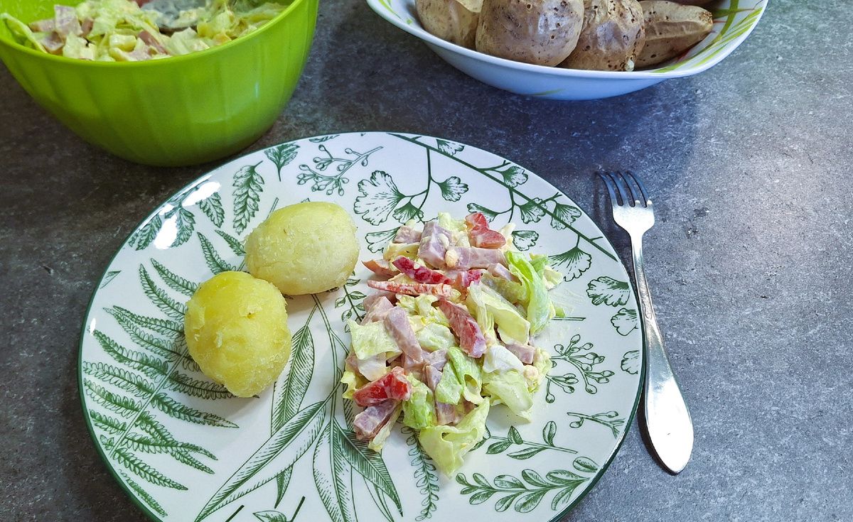 Сочный салат с мясом и болгарским перцем для быстрого ужина