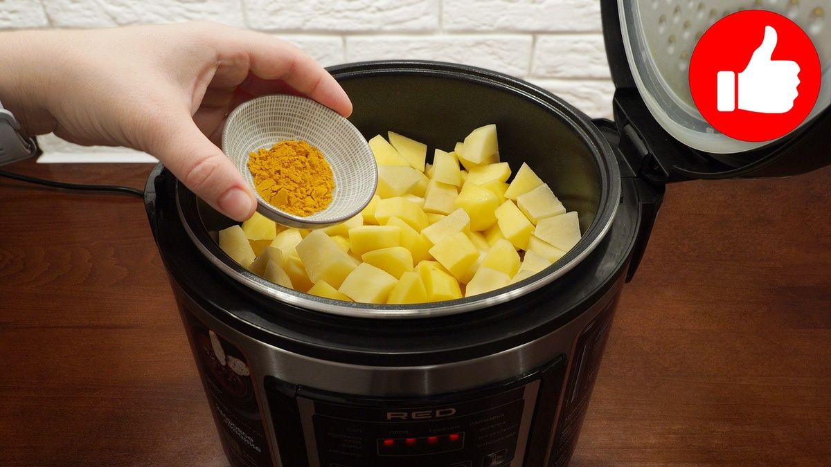 Сытное блюдо для гурманов: картошка с грибами и мясом в мультиварке