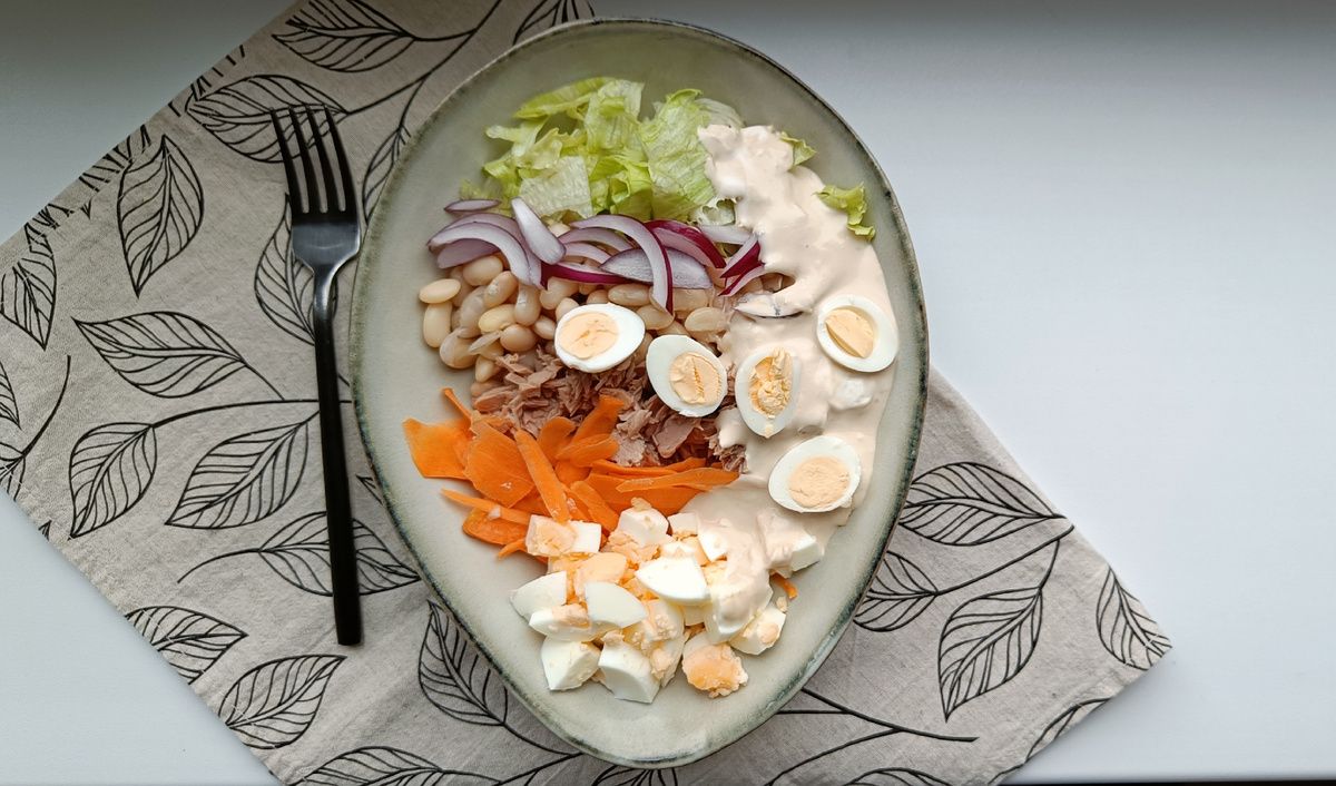 Салат с тунцом и овощами: лёгкое блюдо для летнего стола