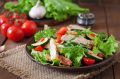 Летний салат с курицей и овощами: освежающая находка для жарких дней