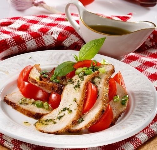 Салат с индейкой, помидорами и зеленым луком
